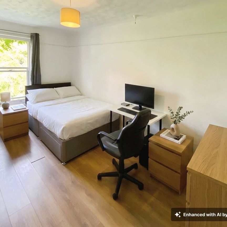 14 Malmesbury Road, Southampton, SO15 - Photo 1