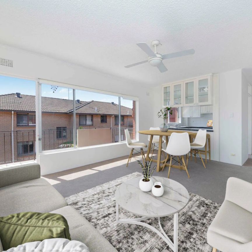 Top floor coastal apartment bathed in sunlight - Photo 1