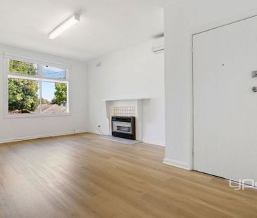 Charming Weatherboard with Bungalow – Lawn Mowing Included - Photo 3