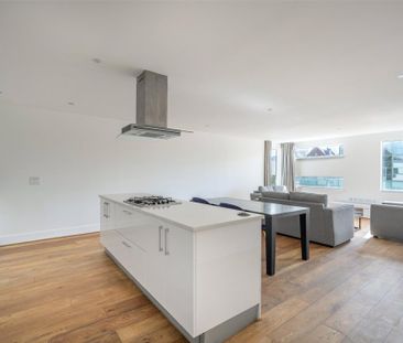 3 bedroom flat to rent - Photo 3