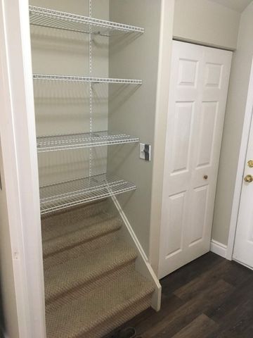 1017 Waterbury Cres - Lower Unit - ALL INCLUSIVE 1 bed, 1 bath - Photo 3