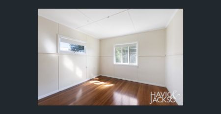 CONVENIENTLY LOCATED THREE BEDROOM HOME - Photo 3