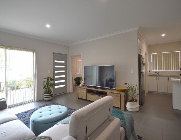 STUNNING ONE BEDROOM ONE BATHROOM UNIT! - Photo 1