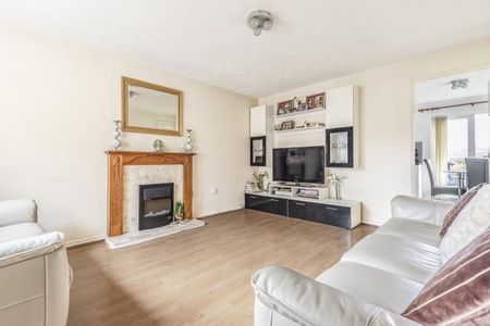 4 bedroom end of terrace house to rent - Photo 2