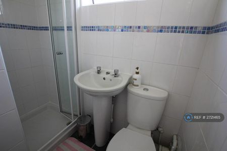 1 bedroom in a house share to rent - Photo 5