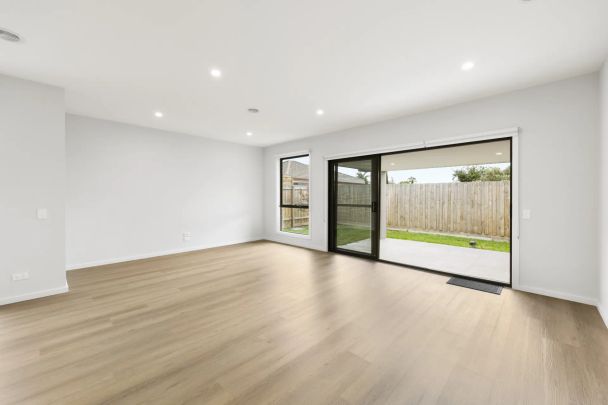 MODERN DOUBLE-STOREY FAMILY HOME IN A PRIME LOCATION - Photo 1