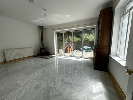 3 bedroom end of terrace house to rent - Photo 2