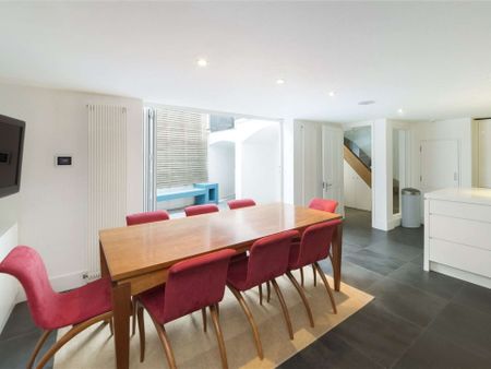 A double fronted three bedroom house with three en suite bathrooms and a roof terrace - Photo 4