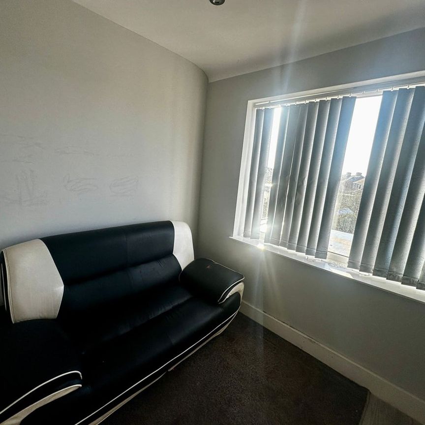 2 Bed Flat, The Martyrs Close, CV3 - Photo 1