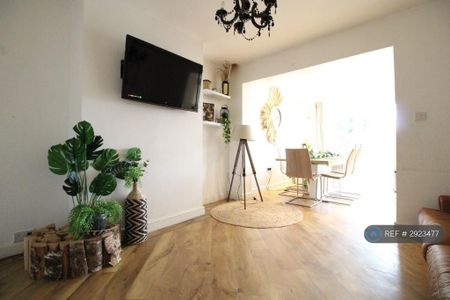 2 bedroom semi-detached house to rent - Photo 2