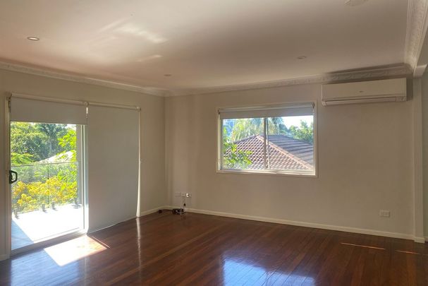 2-LEVEL CONTEMPORARY DUAL LIVING HOME LOCATED IN LEAFY CARINA HEIGHTS! - Photo 1