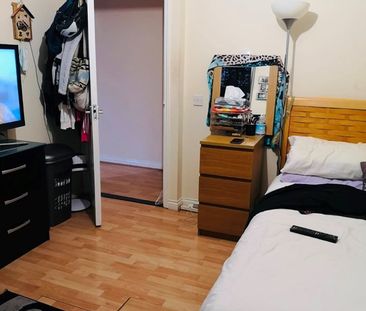 Room in a Shared Flat, Chilton Grove, SE8 - Photo 5