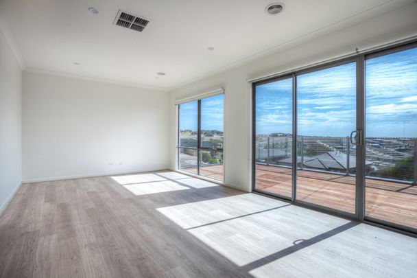 Spacious Home with a View! - Photo 1