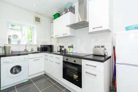 A well located in a central location a large studio property - Photo 3