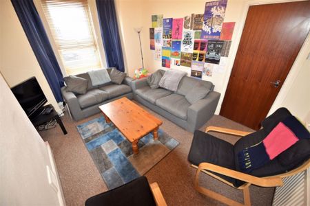 4 bedroom House in Ashville Road, Leeds - Photo 2