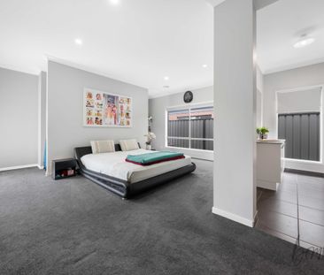 IMMACULATE, SPACIOUS AND IN A PRIME LOCATION - Photo 1