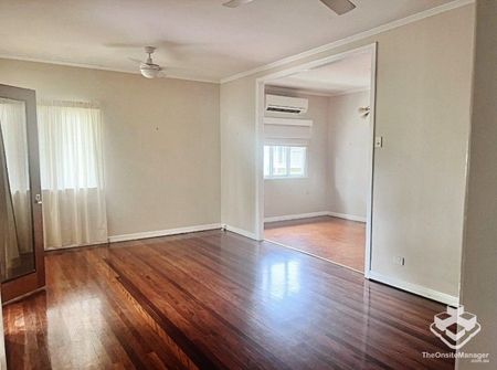 Charming Family Home in Yeronga - Photo 2