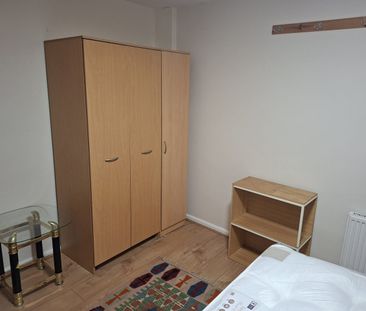 Room in a Shared Flat, Pine Rd, NW2 - Photo 5