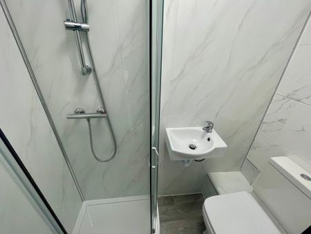 1 bedroom in a house share to rent - Photo 4