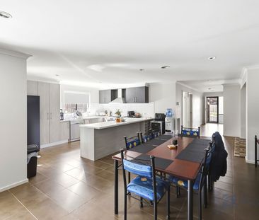 LARGE FAMILY HOME - Photo 2