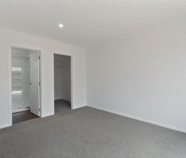 Stylish Townhouse - Photo 3