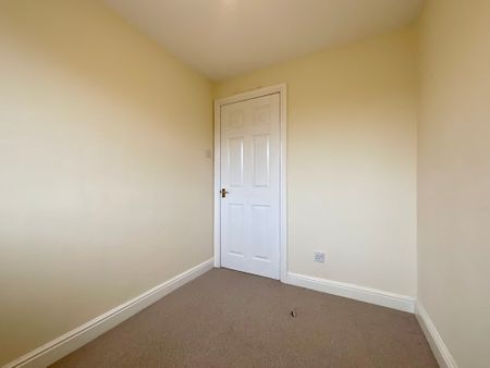 3 bedroom Semi-Detached House to let - Photo 4