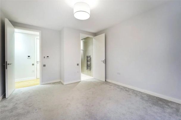 3 bedroom flat in London - Photo 1