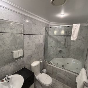 Two-Bedroom Apartment located in the heart of Brisbane CBD - Photo 3