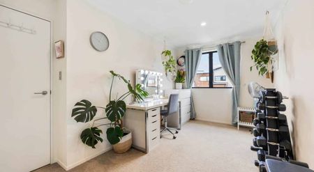 Lovely home in a convenient location! - Photo 4