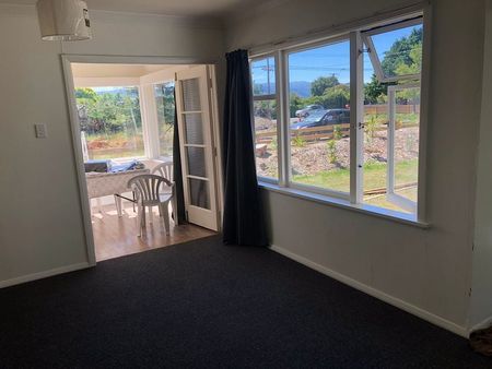 Large private 4 bed 2 bathroom family home - Photo 5