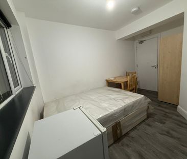 Studio Flat, High Road, IG1 - Photo 2