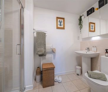 An impressive three double bedroom townhouse with integral garage, ... - Photo 3