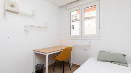 Room in a shared 2-bedroom apartment for rent in Burjassot - Photo 4