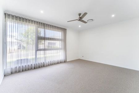 9 New York Way, Spring Mountain QLD 4300 - Photo 5