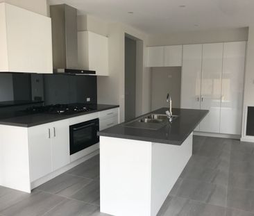 3 BEDROOM TOWNHOUSE - Photo 2