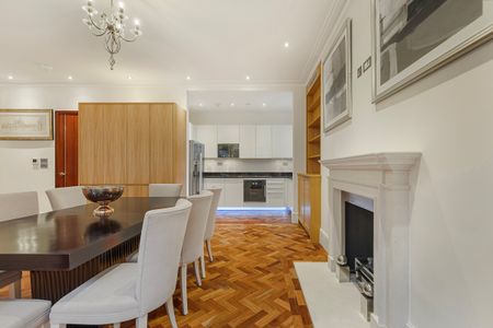 A Lateral Two-Bedroom Apartment Overlooking Grosvenor Square - Photo 4
