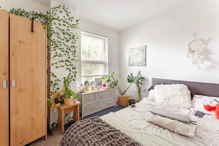 4 bedroom terraced house to rent - Photo 5