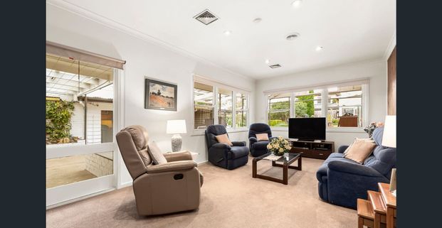 Classic 3bed house with great location! - Photo 1