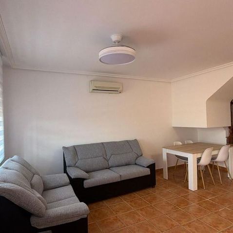 Alquiler de chalet adosado en Roda - Photo 1