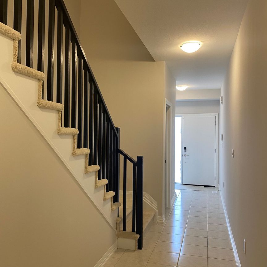 Townhouse For Lease | X8011780 - Photo 1