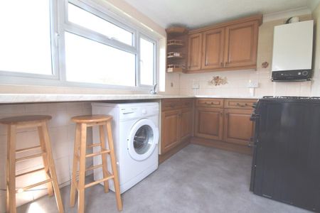 2 bedroom semi-detached bungalow to rent - Photo 4