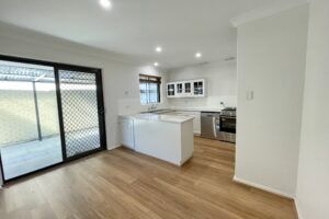 Spacious 3 x 1 Home - 6 month lease only - Photo 2