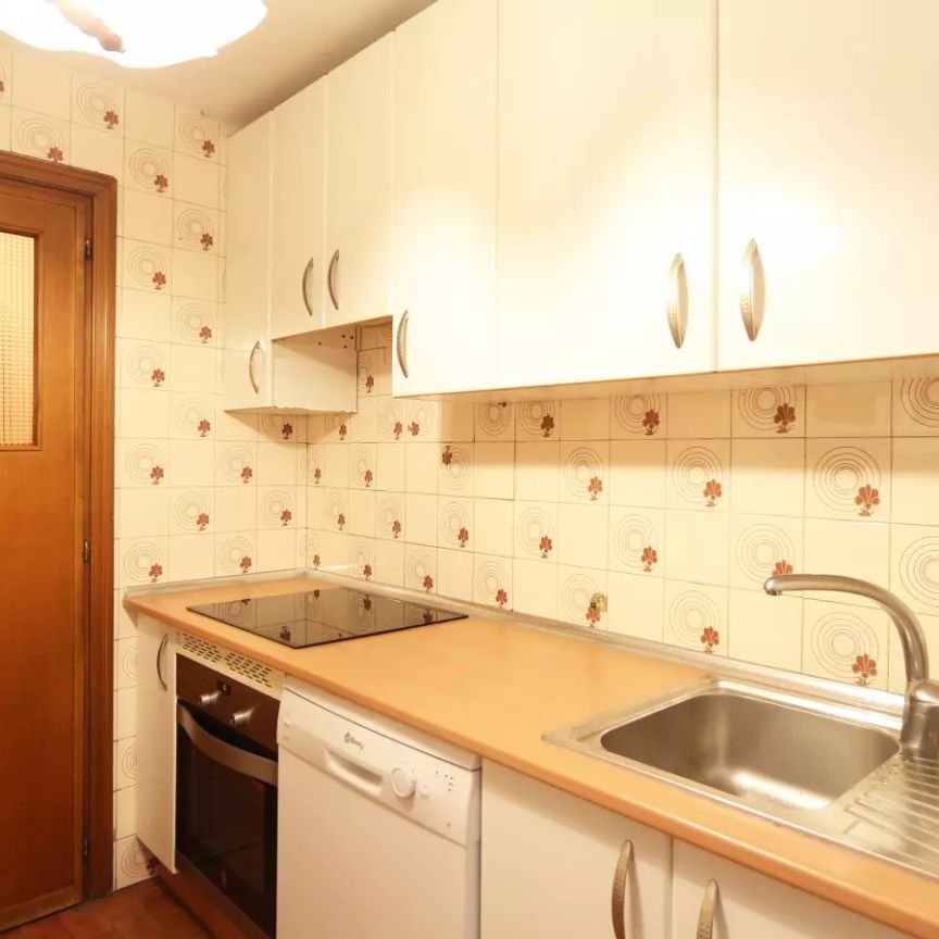 Room in a shared 5-bedroom apartment for rent in Casa de Campo, Madrid - Photo 1