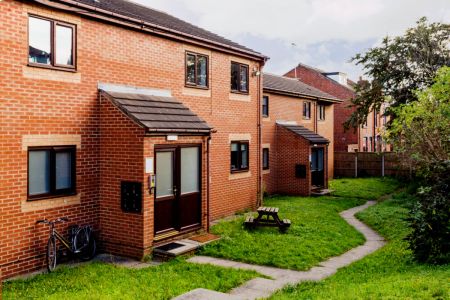 Two Bed Flat - Photo 3