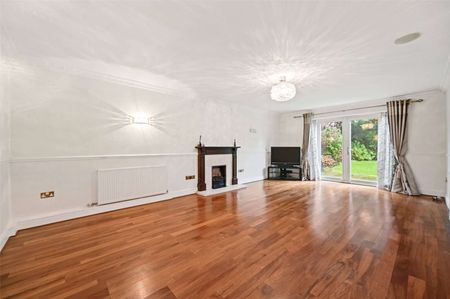 A spacious five bedroom, three bathroom family home on Ducks Hill Road. Available now and offered unfurnished. - Photo 5