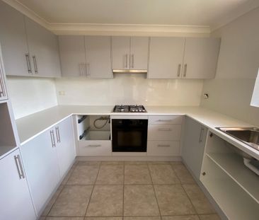 Spacious 3 Bedroom, 3 Bathroom Home Found In Quiet Block Of 4, Refu... - Photo 3