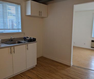 4 1/2 sur deux étages/ grand stationnement - Photo 2