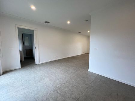 19A Finch Street, Notting Hill VIC 3168 - Townhouse For Rent | Domain - Photo 2