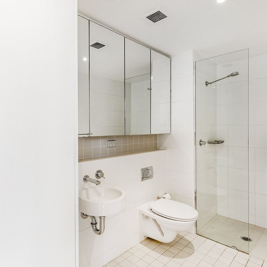 Sunny & Spacious North facing gem – Parking & Balcony - Photo 1