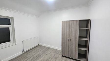 Four bedroom house close to chadwel heath station - Photo 2